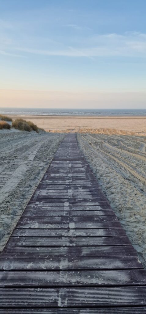 Holzplattenweg durch die Dünen zum Strand runter