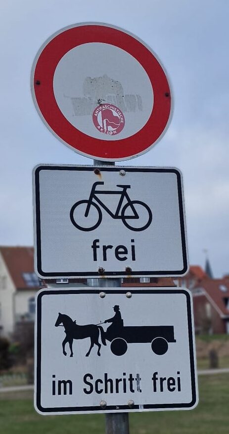 Straßenschilf auf Juist, nur Fahrräder und Pferdefuhrwerke in Schrittgeschwindigkeit sind erlaubt