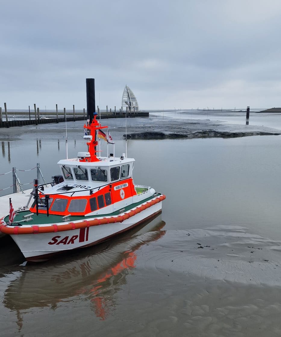 Hafen auf Juist ohne Wasser, es ist Ebbe und der Seenotretter liegt im Schlick