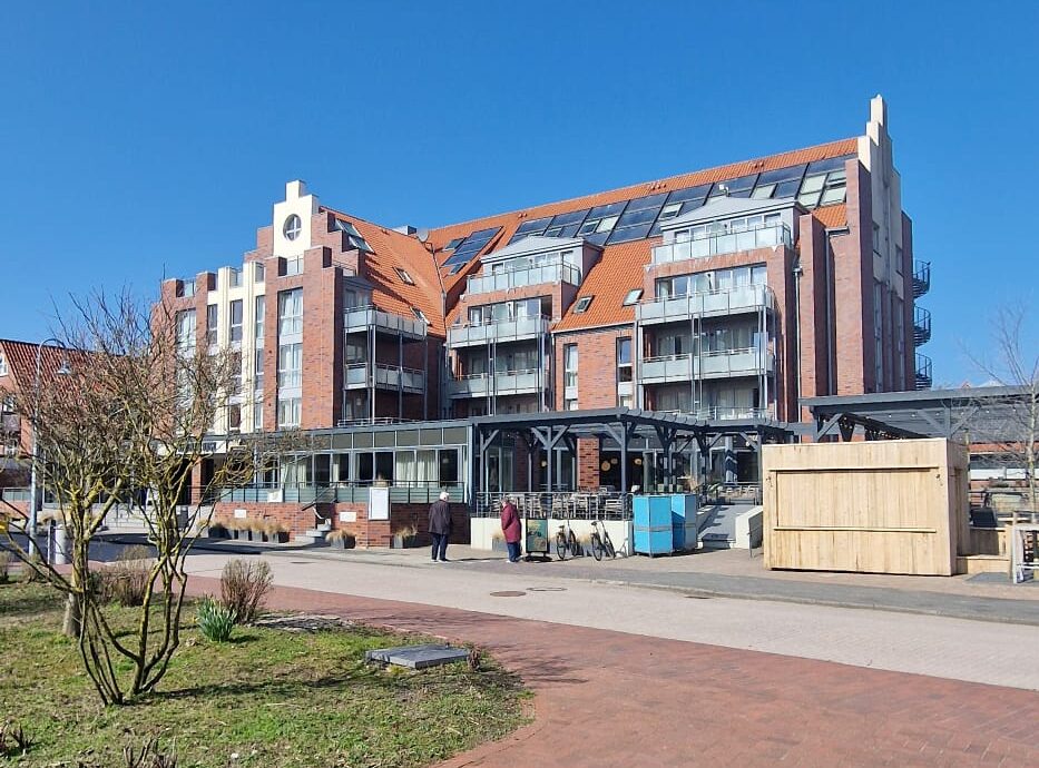 Hotel Atlantic Juist von außen vor blauem Himmel