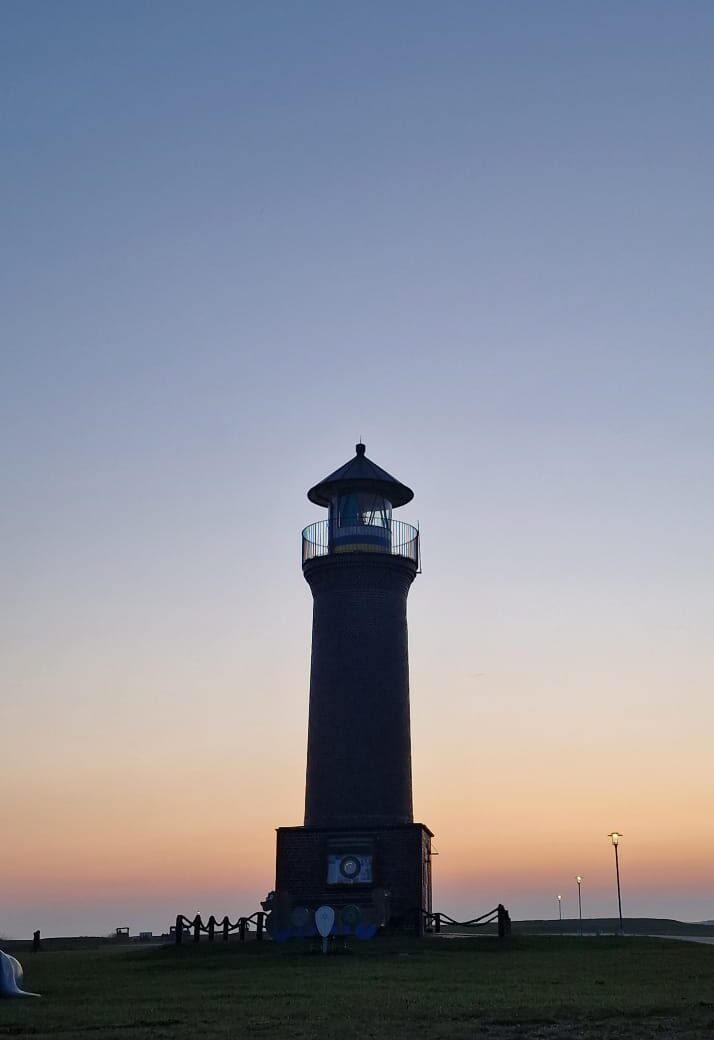 Leuchtturm von Juist vor einem tollen Himmel mit Sonnenuntergang