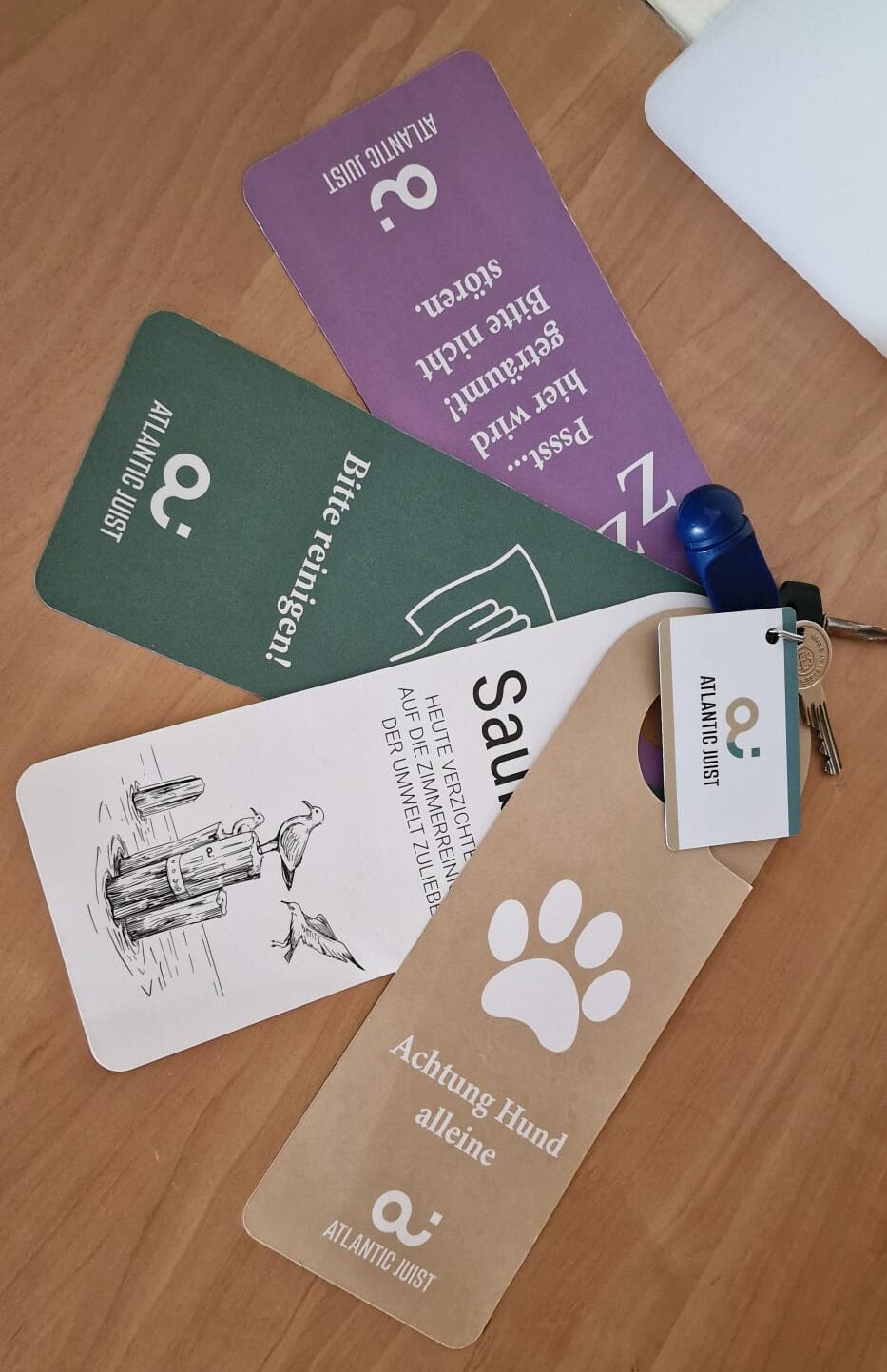 Türschilder zum aushängen an die Hotelzimmer-Tür, "Bitte reinigen", "Sauber, ich verzichte auf Reinigung", "Bitte nicht stören", "Achtung, Hund alleine im Zimmer"